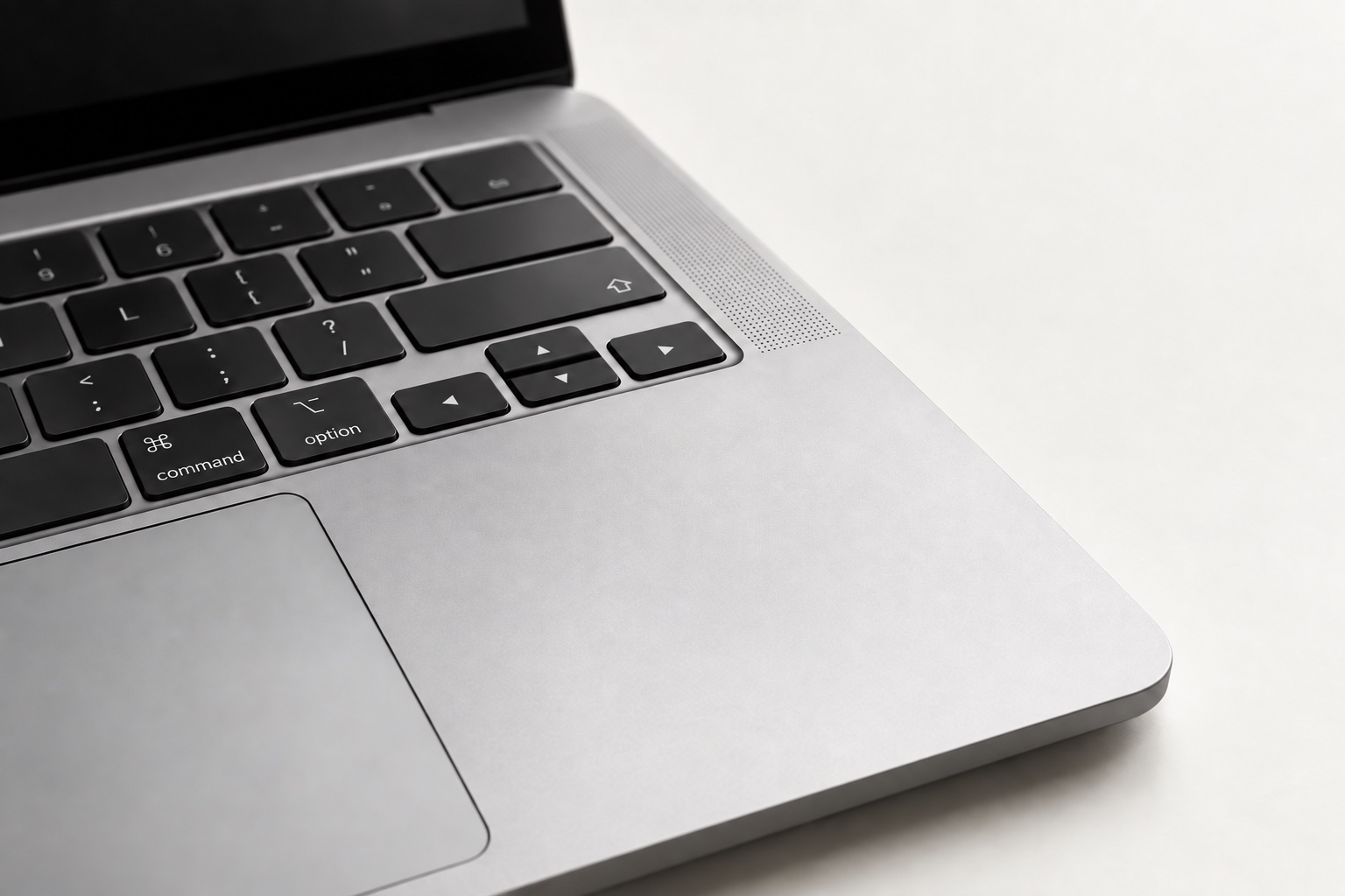 银色 MacBook 的右侧 Command、Option 按键与掌托特写